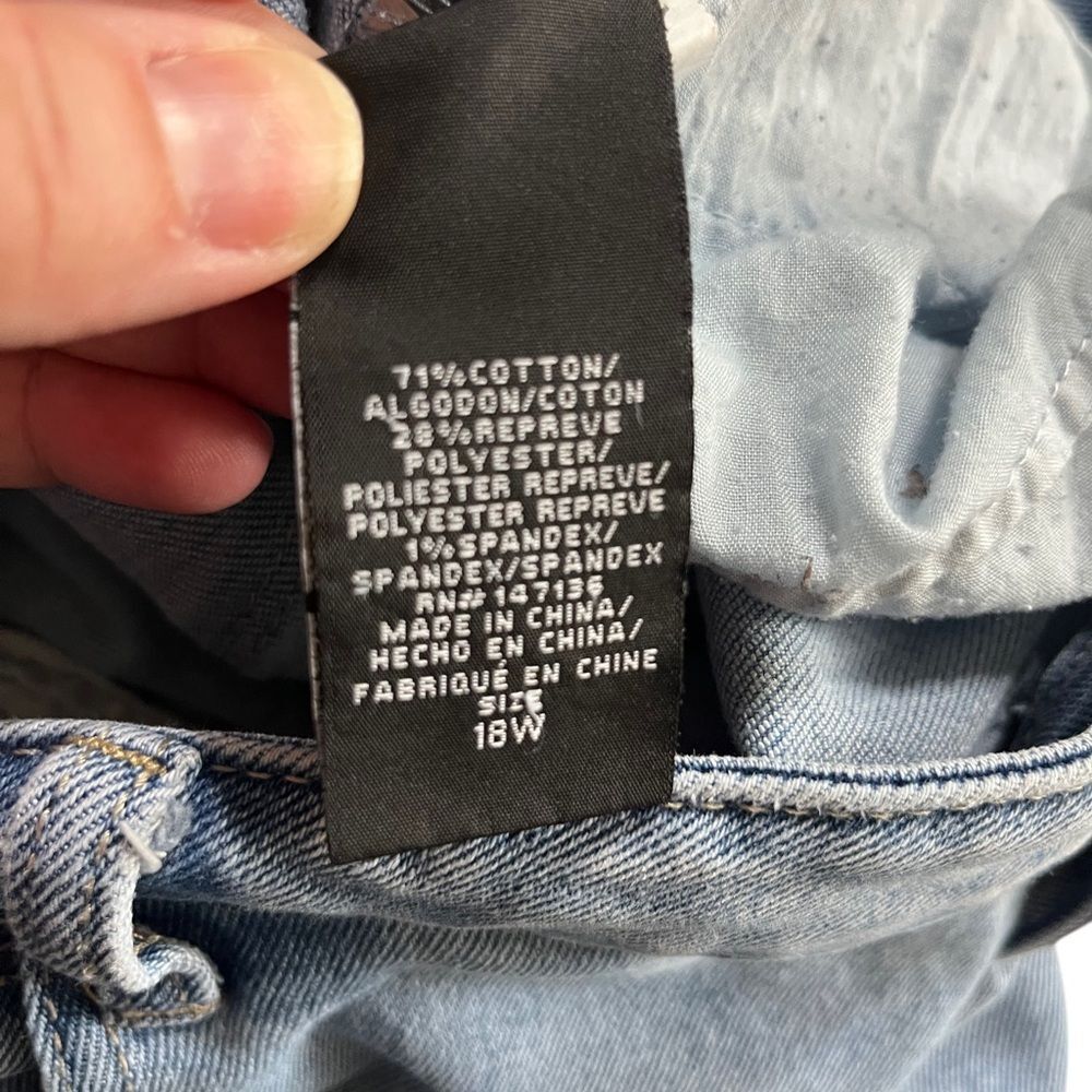 1822 Lightwash crop distressed jeans 18W - Picture 9 of 9